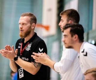 Hatte in dieser Saison bislang viel Grund, seinen Männern Beifall zu zollen: Alexander Matschos, der Cheftrainer der HSG Freiberg, hier beim 32:27-Sieg seines Teams in Delitzsch am 2. Spieltag. 