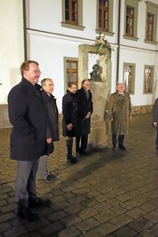 Freibergs OB Sven Krüger, Professor Alexej Bulgakow, Marianne und Frank-Michael Enghel sowie Generalkonsul Andrej Yurevich Dronov (v.l. an der Lomonossow-Büste.
