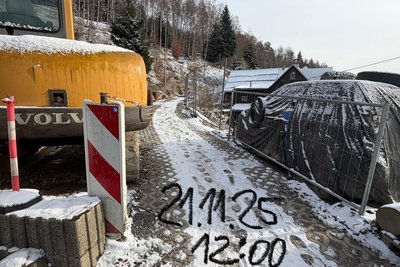 Auch am 21. November ist die Straße zur Alm so zugestellt, dass mit einem Pkw kein Durchkommen ist. Bilder von dem und anderen Tagen wird Thomas Kaiser mit ins Gericht nehmen.