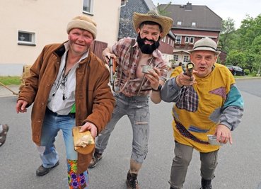 Zum Festumzug kamen auch die Räuber nach Lichtenberg zurück. Aber auch Trolle, Teufel, Feen und Elfen tanzten über die Dorfstraße - sehr zur Freude des Publikums.