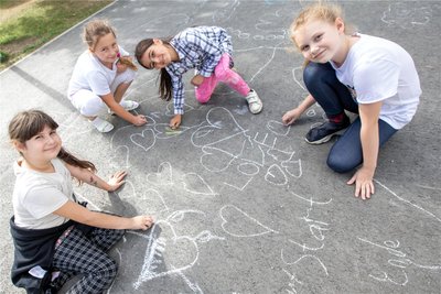 Einen Stift oder auch Kreide halten zu können - das gehört zu den feinmotorischen Fähigkeiten, die Schulanfänger mitbringen sollten.