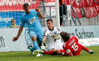 Marc Endres (links) und Torhüter Kevin Kunz verhindern in letzter Sekunde den Ausgleichstreffer durch Ronny König.