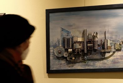 Eine neue Ausstellung in der Bibliothek der Roten Schule zeigt neben Fotografien auch sogenannten "Schrottbilder". 