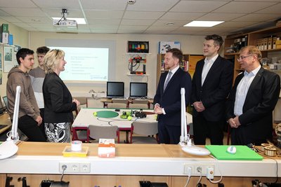 Ministerpräsident Michael Kretschmer (3. v. r.) im Gespräch mit Schulleiterin Katrin Penzel und Gymnasiasten.