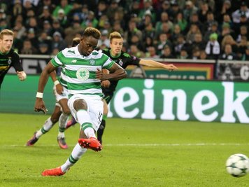 Moussa Dembele verwandelt den Foulelfmeter zum 1:1.