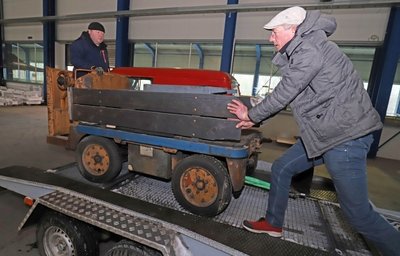 Steffen Zenker am Steuer und Matthias Grundmann als Anschieber bringen die Elektro-Ameise des ehemaligen PSW-Werks in die neue Unterkunft der Stadtverein-Oldtimer.