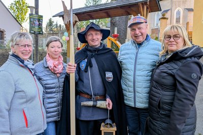 Familie Woischnig ließ sich fürs Familienalbum mit Nachtwächter Robert Pallesche (M). fotografieren.