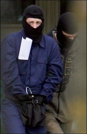 Mit der Festnahme von drei Terrorverdächtigen in einem Ferienhaus im Sauerland verhinderten die Fahnder nach eigenen Angaben Sprengstoffanschläge in Deutschland, die womöglich verheerender gewesen wären als die Attentate von Madrid und London. Das Archivfoto zeigt einen der Festgenommenen.