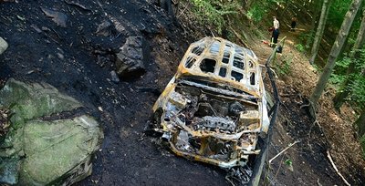 Mit seinem Auto war der Angeklagte auf dem Wanderweg bei Lauenhain cirka 400 Meter in den Wald hinein gefahren und hatte den Wagen dann in Brand gesteckt.