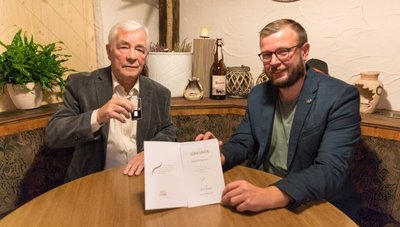 Überraschung zum Ehrentag: Helmut Heinze (l.) hat von Benjamin Kahlert, dem Geschäftsführer des Kreissportbundes Mittelsachsen, die Goldene Ehrennadel bekommen. 