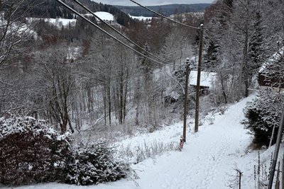 Unter den aktuellen winterlichen Bedingungen stellt der Berg - nicht gestreut oder geräumt - die Fußgänger vor Herausforderungen.
