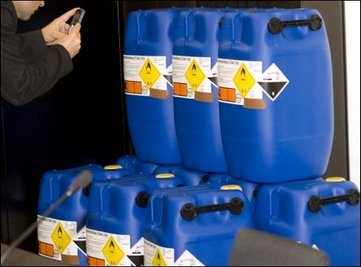 Für den Bombenbau hatte sich die Sauerland-Zelle zwölf Fässer mit 700 Kilogramm Wasserstoffperoxid beschafft. Daraus wollten die Angeklagten den Ermittlern zufolge drei Bomben mit einer Sprengkraft von insgesamt 410 Kilogramm TNT bauen, die zeitgleich in Mietautos detonieren sollten. (Archivfoto)