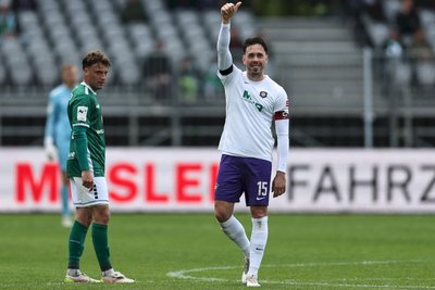 Er ist der einzige Lichtblick. Wieder einmal. Marcel Bär war nach seinem überstandenen Achillessehnenriss der einzige Spieler, der seine Drittligatauglichkeit kontinuierlich unter Beweis gestellt hat. 14 Tore in wettbewerbsübergreifend 25 Pflichtspielen – nach einer solch schweren Verletzung – sprechen eine deutliche Sprache. .