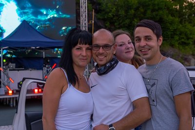 Gutgelaunt feierten am Samstag in der ersten Autodisco im Vogtland (von links:) Denise Hannemann, Yves Ruf, Antje Effenberger und Daniel Wein.