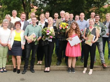 Abschlussfoto mit den Ausbildern: 15 staatlich geprüfte Wirtschafter für Landwirtschaft haben in Plauen ihre Zeugnisse erhalten. Es war die erste Klasse, die sich ihr theoretisches Wissen über die Landwirtschaft im Home-Schooling aneignen musste. 
