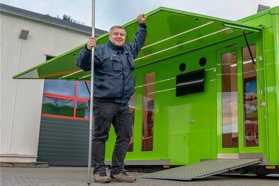 Christian Wetzig zeigt den mobilen "Rowi-Hutzen-Point", der nach entsprechender Gestaltung als mobiler Treffpunkt zu besonderen Anlässen in Rodewisch und den Göltzschtalkommunen genutzt werden kann. Stationiert ist der Anhänger bei der Rodewischer Feuerwehr, die Wetzig leitet.