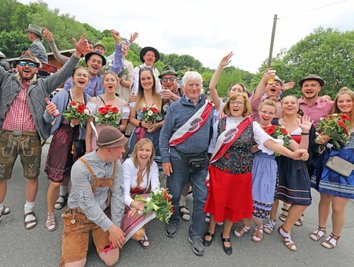 Edith und Ralf Fleischer, das erste Schützenpaar von 1982, inmitten der diesjährigen Schützengarde beim Lichtenberger Dorffest. 