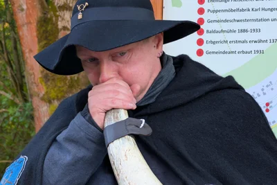Das Blasen auf dem Stierhorn ist anstrengend.