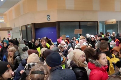Ukraine-Flüchtlinge drängen sich in einem Sammelpunkt in Przemysl.