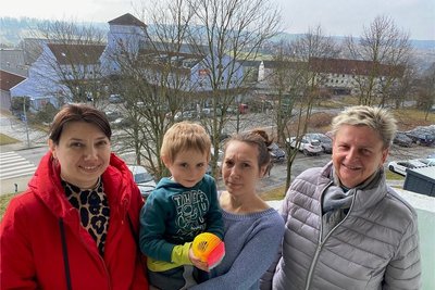 Eine von mittlerweile vielen Reichenbacher Flüchtlings-Patenschaften. Eleonore Kober (rechts) kümmert sich um Nadja Bugaiova (links) und Anna Dunaeva sowie deren vierjährigen Sohn Bogdan. Anna Dunaeva sagt: "Wir lieben unser Heimatland und wollen so bald wie möglich zurück." Bis es soweit ist, würde auch Nadja Bugaiova gerne einen Deutschkurs besuchen und arbeiten gehen. In der Ukraine war sie in der Textilbranche beschäftigt. 