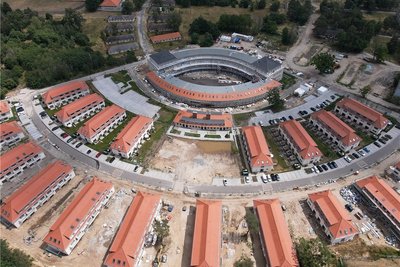 Die Struktur des Olympischen Dorfes von 1936 in Elstal bei Berlin ist noch erkennbar. Neue Wohnhäuser ergänzen sanierte und verfallene. Im Zentrum das einstige Speisehaus der Nationen. 