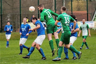 Gleich steht es 1:1: Der Langhennersdorfer Marcel Herrmann-Muster (m.) setzt mustergültig zum Kopfball an und trifft. Sein Gegenspieler, LSV-Kapitän Christian John (l.), kommt nicht in den Zweikampf. TSV-Torjäger Willi Wahsner (r.), der Kapitän Erik Pomp vertrat, blieb diesmal torlos. 