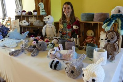 Pia Schubert verzauberte die Besucher des Handwerkermarktes in Schellenberg mit gehäkelten Tieren.