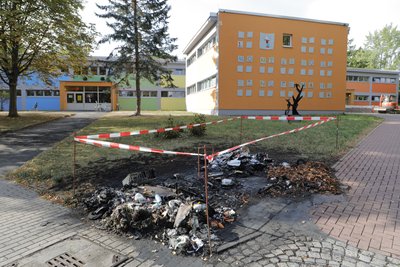 An der Ernst-Enge-Straße brannte in der Nacht zu Freitag ein Müllcontainer ab.