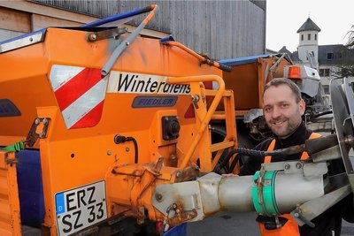 Im Bauhof Schwarzenberg rüsten Mitarbeiter - hier der gelernte Kfz-Schlosser Andreas Matthes - Fahrzeuge für den Winterdienst um. 