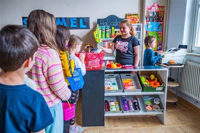 Die Kinder im Auer Hort der Weltentdecker spielen gern mit dem Kaufmannsladen. Dieses Mal werden sie Noamy Weisheit bedient, Luca Voigt sitzt an der Kasse.