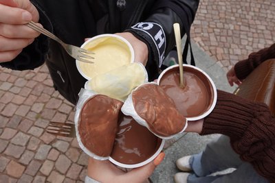 Am Technikumplatz wurden mehr als 350 Puddinge mit Gabeln verspeist.