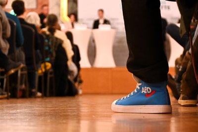 Nein, das sind nicht die Schuhe von Carolin Bachmann. Ein älterer Mann bekundete so seine Sympathie für die AfD.