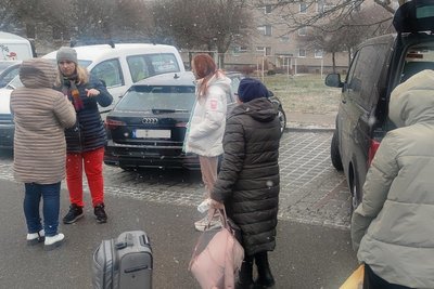 Daniela Raschpichler (2. v. l.), Chefin der Wohnbaubaugesellschaft, begrüßt die vor dem Krieg geflüchteten Frauen und Jugendlichen in Reichenbach.