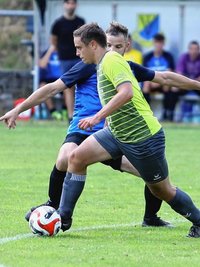 Philipp Rusch, der in dieser Szene den Ball abschirmt, erzielte für Schwarzbach-Elterlein das 4:1 gegen Schlettau. 