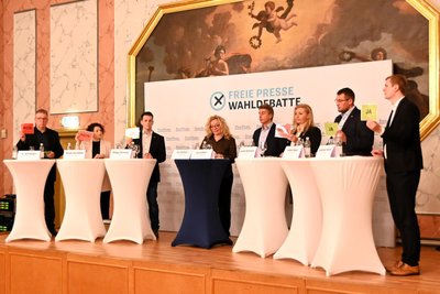 Schnellfragerunde: Grit Baldauf und Jan Leißner (Mitte) fragten: Soll Deutschland die Ukraine weiterhin militärisch unterstützen? Ralf Walper, Nicole Weichhold, Philipp Hartewig, Carolin Bachmann, Johann Haupt und Sebastian Walter (v. l.) antworteten.