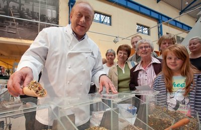 
              <p class="artikelinhalt">Alfons Schuhbeck stellte am Freitag im Simmel-Markt Tee aus eigener Produktion vor.</p>
            