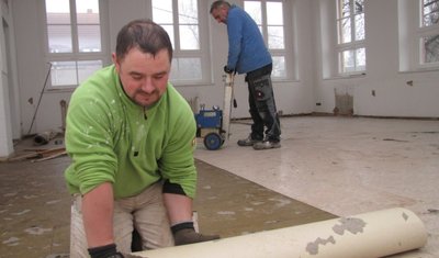 Ronny Eichelt vom Rochlitzer H+M Bauhandwerk hat jahrzehntealtes Linoleum aus dem Versammlungsraum herausgerissen. Insgesamt fallen über 200 Quadratmeter Fläche an. 