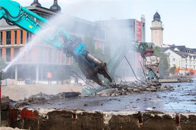 Bagger knabbern derzeit mit ihren Abbruchscheren an der Elsterbrücke.