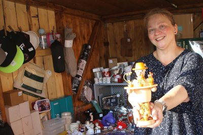 Räuchermänner, wie Denise Riedel ihn in der Hand hält, und vieles mehr gehörte zu den Gewinnen in der Losbude der Leubsdorfer Kreativen Wollmäuse.