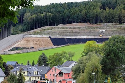 Es ist ein schwieriges und kostspieliges Unterfangen, die laufende Sanierung der Halde "Am Knochen" in Raschau. 