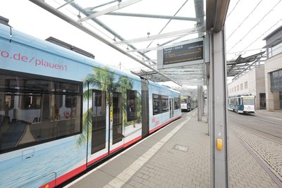 Straßenbahnen und Busse standen am Montag zwei Stunden still. OB und Landrat informierten die Belegschaft über das Zukunftskonzept.