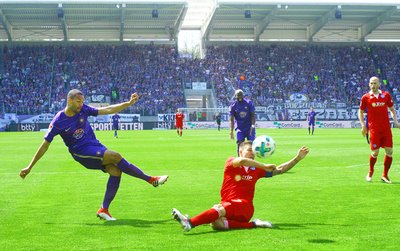 Kevin Wolze (Duisburg) blockt den Schuss von Malcolm Cacutalua (Aue, links) ab.