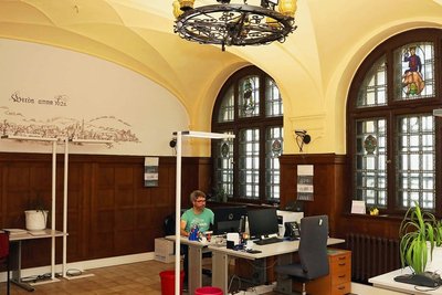 Wo früher gut gegessen und getrunken wurde, arbeiten jetzt Mitarbeiter der Stadtverwaltung - wie Christian Forchheim.