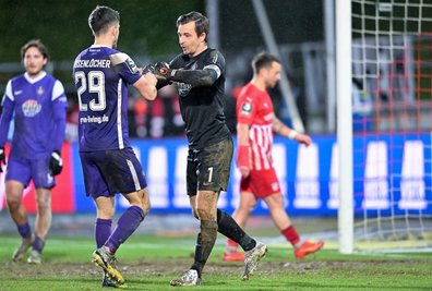 Aues Linus Rosenlöcher (links im Bild) und Torhüter Martin Männel reagieren nach einem Eckball.
