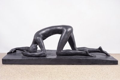 Eine der beeindruckendsten und bekanntesten Arbeiten Wilhelm Lehmbrucks in der Hallenser Ausstellung: „Der Gestürzte“, eine mit Graphit schwarz patinierte Bronze aus dem Jahr 1915.