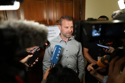 Das Medieninteresse zur OB-Wahl in Aue-Bad Schlema war überregional groß. Wahlsieger Marcus Hoffmann musste viele Interviews geben.