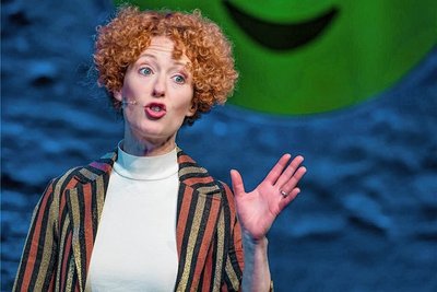 Nancy Spiller im Programm „Wer hat an der Welt gedreht“ des Kabaretts Distel in Berlin.
