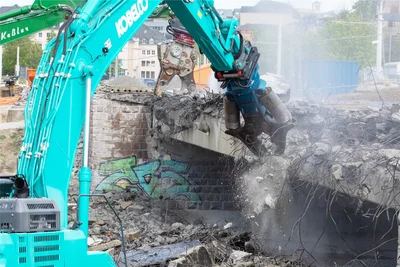 Die Abrissbagger kämpfen mit Beton und Bewehrungsstahl.