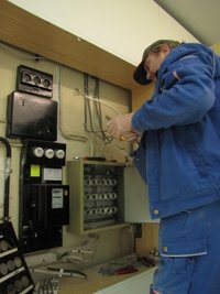 Elektriker Andreas Krüger demontiert die alte Elektroinstallation.