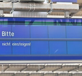 Auf dem Hauptbahnhof war für viele Reisende Endstation. In einige Richtungen - wie nach Leipzig - ging gar nichts mehr. 